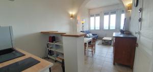 eine Küche mit einer Theke und ein Wohnzimmer in der Unterkunft Maison sur mer Palavas in Palavas-les-Flots