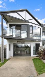 ein großes weißes Haus mit Glasdach in der Unterkunft Driftwood Townhouse - Waterfront-Central Location in Lakes Entrance