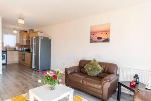 sala de estar con sofá y cocina en Entire House with 3 Rooms, en Liverpool