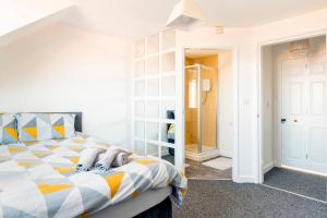 1 dormitorio con 1 cama y ducha a ras de suelo en Entire House with 3 Rooms, en Liverpool