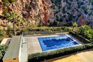 Bazén v ubytovaní Les Marches du Soleil alebo v jeho blízkosti