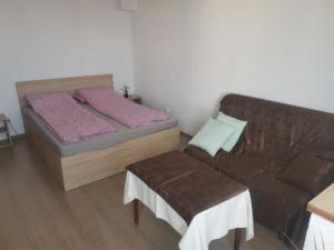 1 dormitorio con 1 cama y 1 sofá en Very good location en Hunedoara