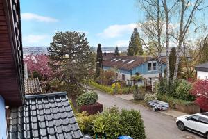 una vista aérea de un barrio residencial con una casa en Haus Schwanenweg en Konstanz
