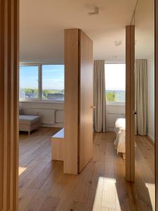 1 dormitorio con 1 cama y 2 ventanas en VANDUO Anykščiuose, en Anykščiai