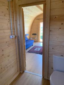 een kamer met een toilet in een houten huis bij Bungalow 4 personas - Camping Playa de Tapia in Tapia de Casariego