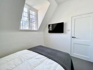 a bedroom with a bed and a tv on the wall at NEW Oxford Circus 2 Bedr, 3 Beds Best Location in London
