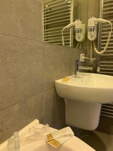 y baño con lavabo, aseo y espejo. en Palazzo 41 Rental Rooms, en San Pietro Vernotico