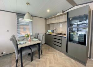 Gallery image of Beautiful Luxury Lakeside Lodge Hot Tub Views Pass the Keys in Annan