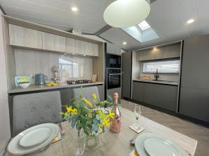 Gallery image of Beautiful Luxury Lakeside Lodge Hot Tub Views Pass the Keys in Annan