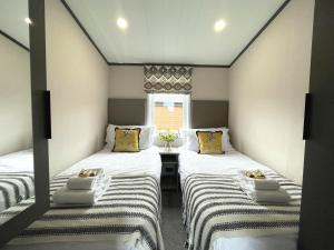 Postelja oz. postelje v sobi nastanitve Beautiful Luxury Lakeside Lodge Hot Tub Views Pass the Keys