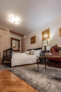 um quarto com uma cama e um sofá em Porta Orientalis em Split