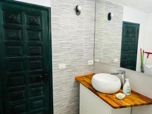 een badkamer met een wastafel en een spiegel bij Sea lover's nest in Los Realejos