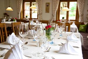 einen Tisch in einem Restaurant mit Brille und Servietten in der Unterkunft Ferienhotel Starennest in Schindelberg