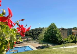 - une vue sur la piscine dans un parc dans l'établissement Pretty garden apartment next to a charming beach, à Lloret de Mar