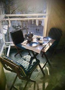 un tavolo e sedie su un portico con tavolo e sedie di charmantes 1Zi Apartment im Herzen von Braunschweig mit Balkon a Braunschweig