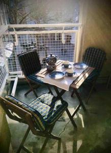 a table and chairs on a porch with a table and chairs at charmantes 1Zi Apartment im Herzen von Braunschweig mit Balkon in Braunschweig