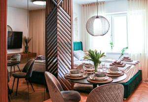 una sala da pranzo con tavolo e sedie di JU3 Apartments a Lubiana