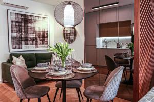 Un comedor con mesa y sillas en JU3 Apartments, en Liubliana