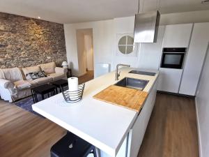 eine Küche und ein Wohnzimmer mit einer Arbeitsplatte in der Unterkunft LE YACHTING a 150m de la Grande Plage in Les Sables-dʼOlonne