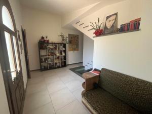sala de estar con sofá y estante para libros en Bilocale Big Nana Tortoli en Tortolì