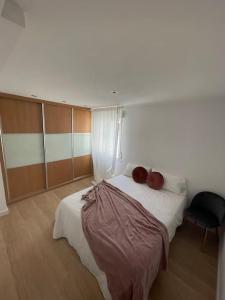 Un dormitorio con una cama con dos manzanas. en MyHouseSpain - Ático con terraza en la playa, en Gijón