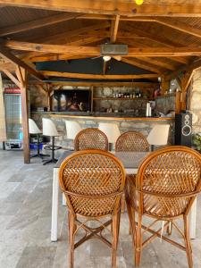 tres sillas de mimbre y una mesa frente a un bar en pH Hotel en Ölüdeniz