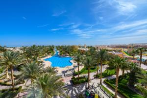 z góry widok na ośrodek z basenem i palmami w obiekcie Golden Beach Resort w mieście Hurghada