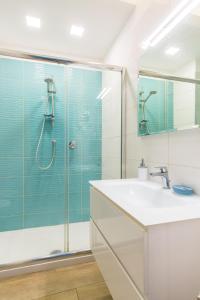 W łazience znajduje się szklana kabina prysznicowa i umywalka. w obiekcie Il Riccio di Mare a 5 minuti da Sorrento w mieście Sant'Agnello