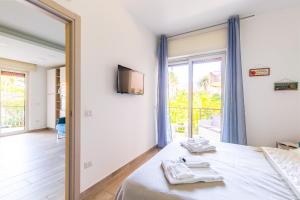 a bedroom with a bed and a large mirror at Il Riccio di Mare a 5 minuti da Sorrento in Sant'Agnello
