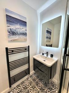 La salle de bains est pourvue d'un lavabo et d'un miroir. dans l'établissement Large house on the edge of the Brecon Beacons, à Beaufort