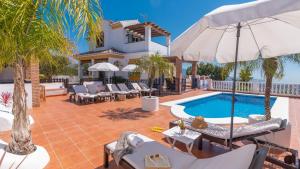 willa z basenem i ośrodkiem w obiekcie Casa Los Almendrales Torrox by Ruralidays w mieście Torrox