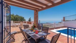 Basen w obiekcie Casa Los Almendrales Torrox by Ruralidays lub w pobliżu