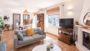 Telewizja i/lub zestaw kina domowego w obiekcie Casa Los Almendrales Torrox by Ruralidays