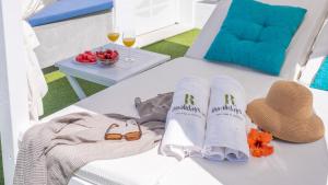 stół z dwoma ręcznikami, kapeluszem i szklankami w obiekcie Casa Los Almendrales Torrox by Ruralidays w mieście Torrox