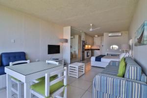 Una habitación de hotel con una cama, una mesa y un sofá. en Breakers 414 by Top Destinations Rentals, en Durban 16 fotos más