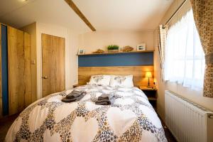 um quarto com uma cama grande e toalhas em The Seascape, Padstow em Padstow