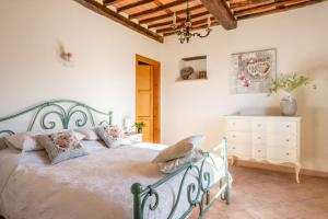 1 dormitorio con 1 cama grande y vestidor blanco en * Farmhouse with views * Walk to everything, en Barga