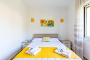 a bedroom with a bed with two towels on it at Il Riccio di Sole a meno di 5 minuti da Sorrento in Sant'Agnello