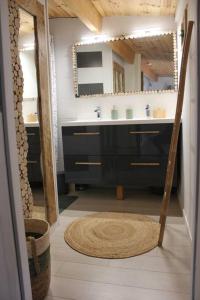 baño con lavabo negro y espejo en Maison Lavelanet de Comminges, 