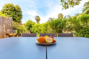 a plate of fruit sitting on a table at Il Riccio di Sole a meno di 5 minuti da Sorrento in Sant'Agnello