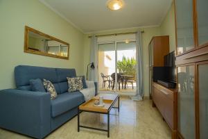 sala de estar con sofá azul y mesa en 242 Relax & Enjoy Alicante Holiday en Campoamor
