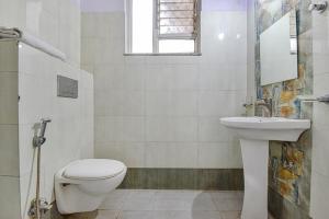 斋浦尔FabHotel Green Vista Malviya Nagar的带马桶和水槽的浴室 更多20张照片