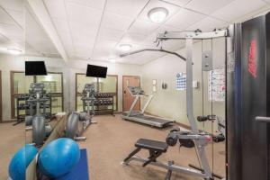 un gimnasio con varios equipos de ejercicio en una habitación en Ramada by Wyndham Clairmont/Grande Prairie en Clairmont