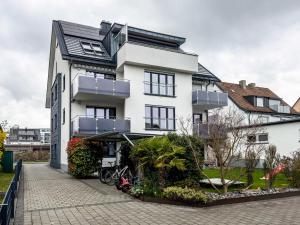 ein weißes Haus mit schwarzem Dach in der Unterkunft Star - Vogelhaus in Friedrichshafen