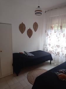 een slaapkamer met een bed en een raam met harten aan de muur bij A casa di Ale in Castiglione della Pescaia