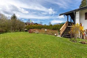 シェーナウ・アム・ケーニッヒスゼーにあるHaus Alpenveilchen - Appartement 1の家庭・草原