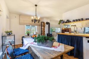 Una sala de estar con una mesa y una cocina. en Haus Alpenveilchen - Appartement 1, en Schönau am Königssee