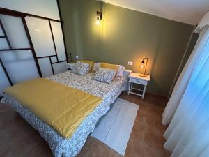een kleine slaapkamer met een bed en een bijzettafel bij Casa Abona, precioso ático con wifi gratis y vistas increíbles al mar y la montaña in La Sabinita