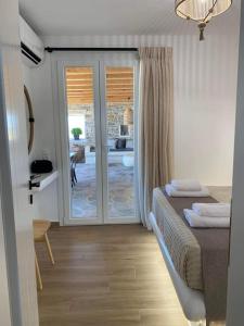 Кровать или кровати в номере Marikos House, Pyrgaki Alyko Naxos
