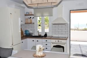 Кухня или мини-кухня в Marikos House, Pyrgaki Alyko Naxos
